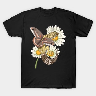 Fairy Leopard Gecko with Cecropia Moth Wings and Daisies T-Shirt